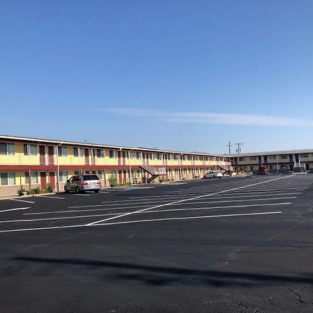 Super 8 By Wyndham Ontario Motel Eksteriør bilde