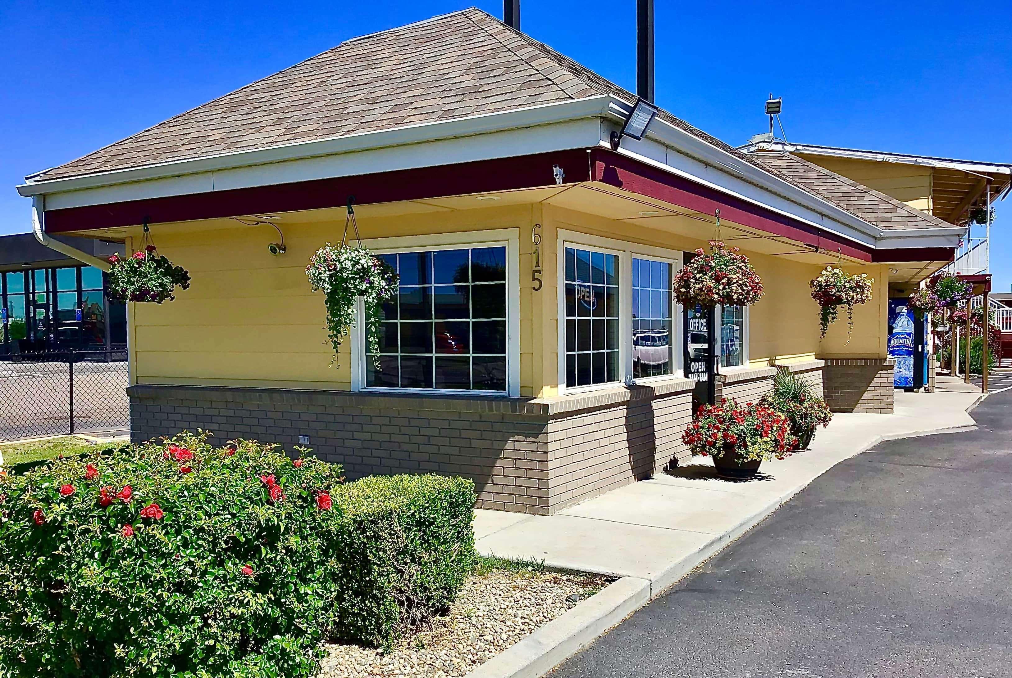 Super 8 By Wyndham Ontario Motel Eksteriør bilde