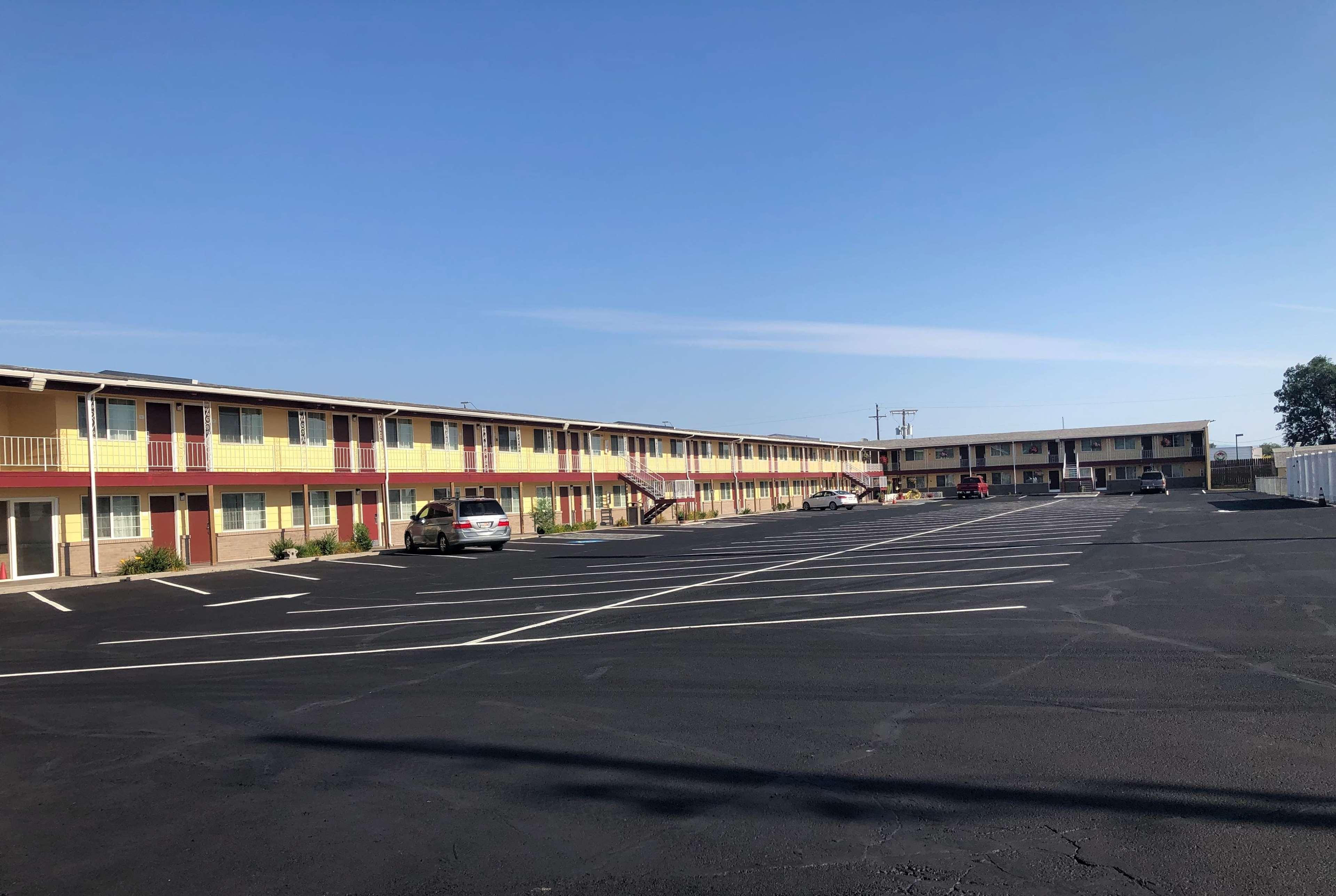 Super 8 By Wyndham Ontario Motel Eksteriør bilde